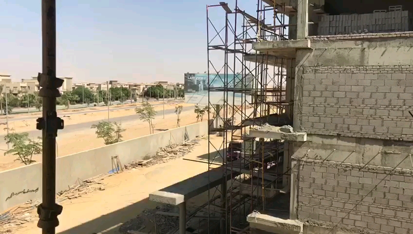 دوره لاريزين بجميع مستوياتها